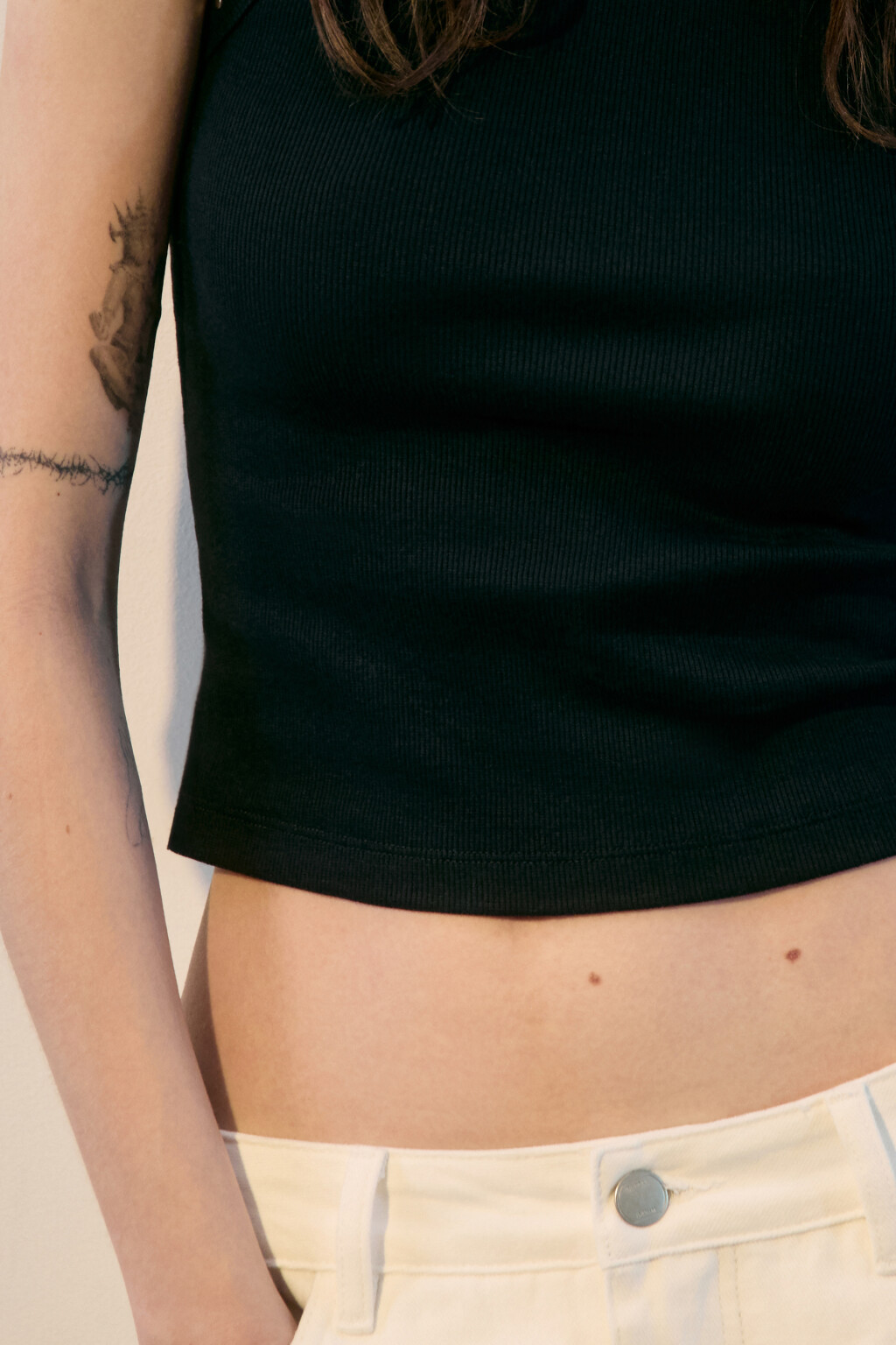 Майка в рубчик с металлическими заклепками - цвет черный - 5