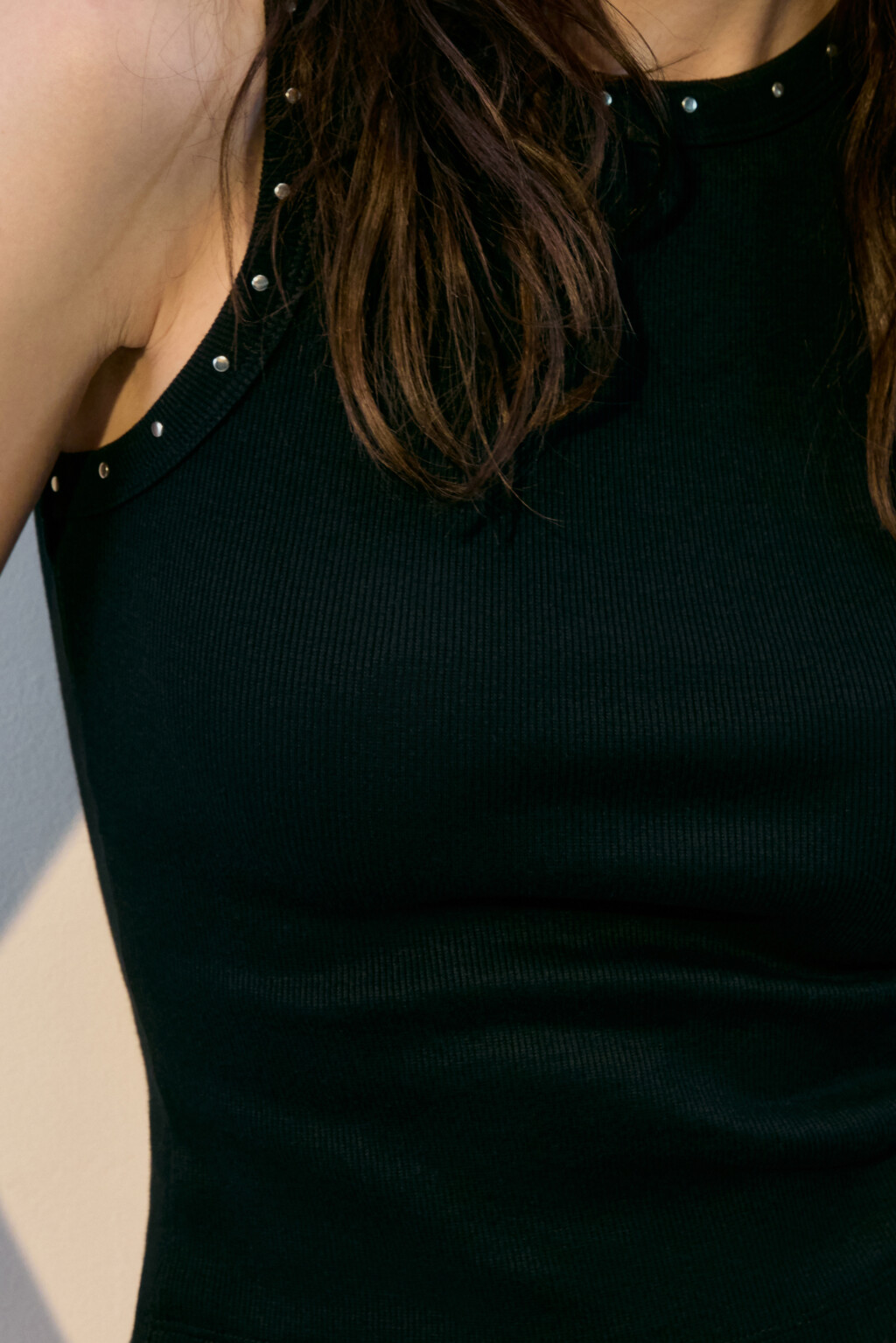 Майка в рубчик с металлическими заклепками - цвет черный - 6