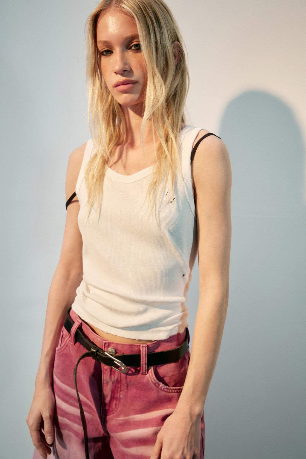 Майка-топ рваная в рубчик - цвет белый - 1