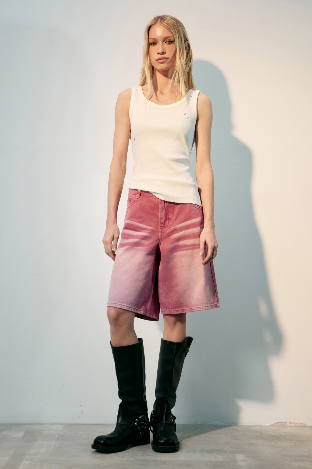 Майка-топ рваная в рубчик - цвет белый - 4