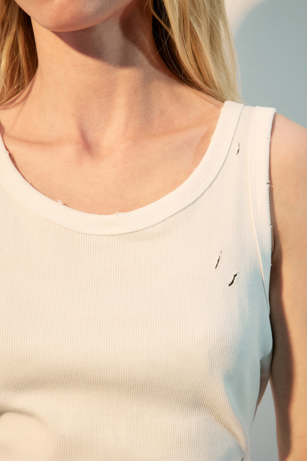 Майка-топ рваная в рубчик - цвет белый - 5