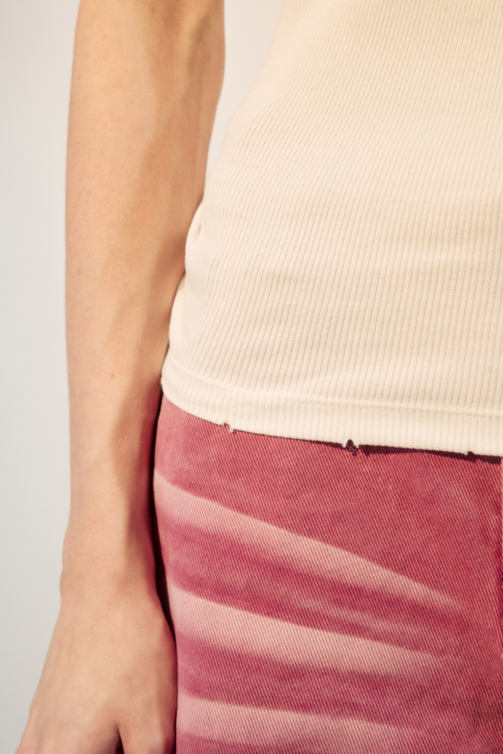 Майка-топ рваная в рубчик - цвет белый - 6