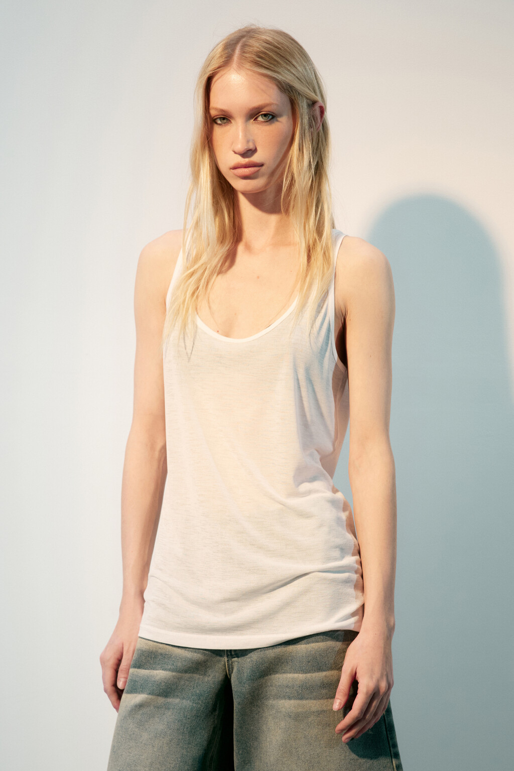 Майка трикотажная на узких бретелях - цвет белый - 2