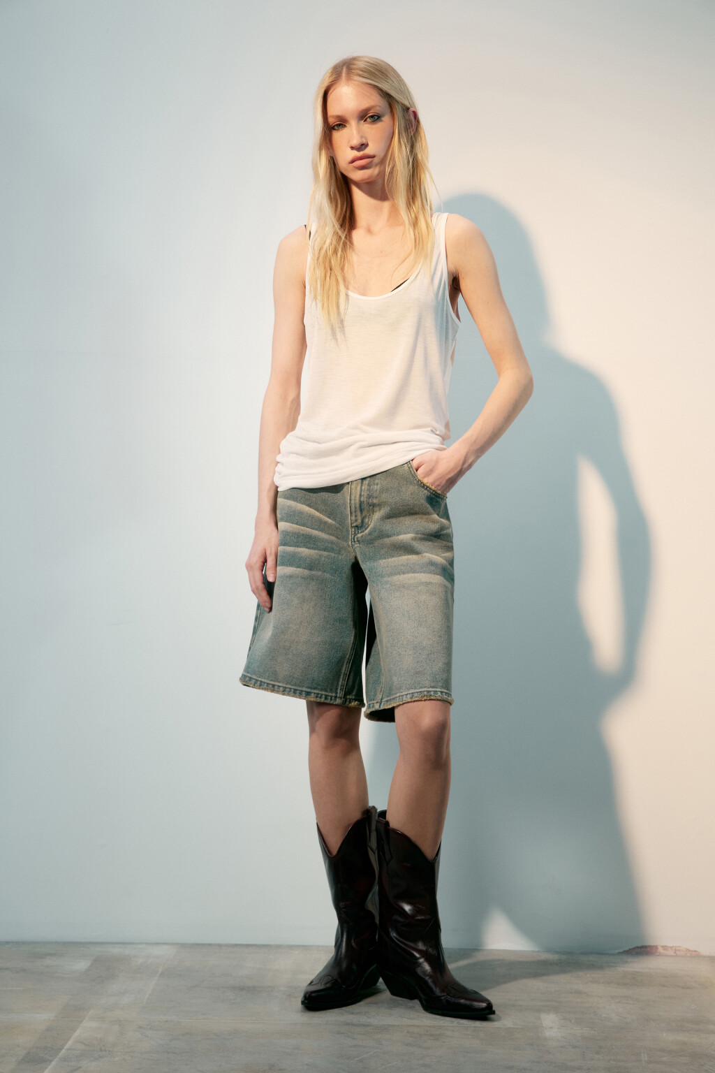 Майка трикотажная на узких бретелях - цвет белый - 4