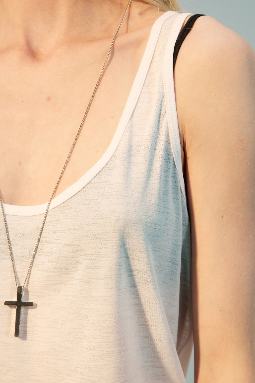 Майка трикотажная на узких бретелях - цвет белый - 5