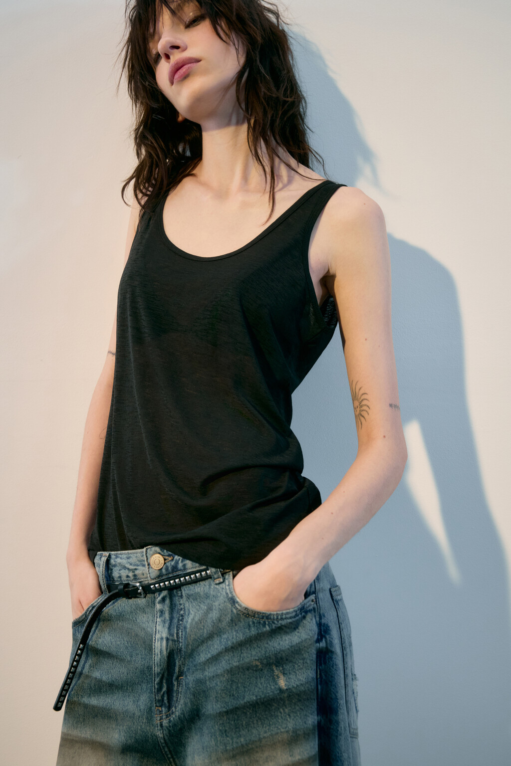 Майка трикотажная на узких бретелях - цвет черный - 1