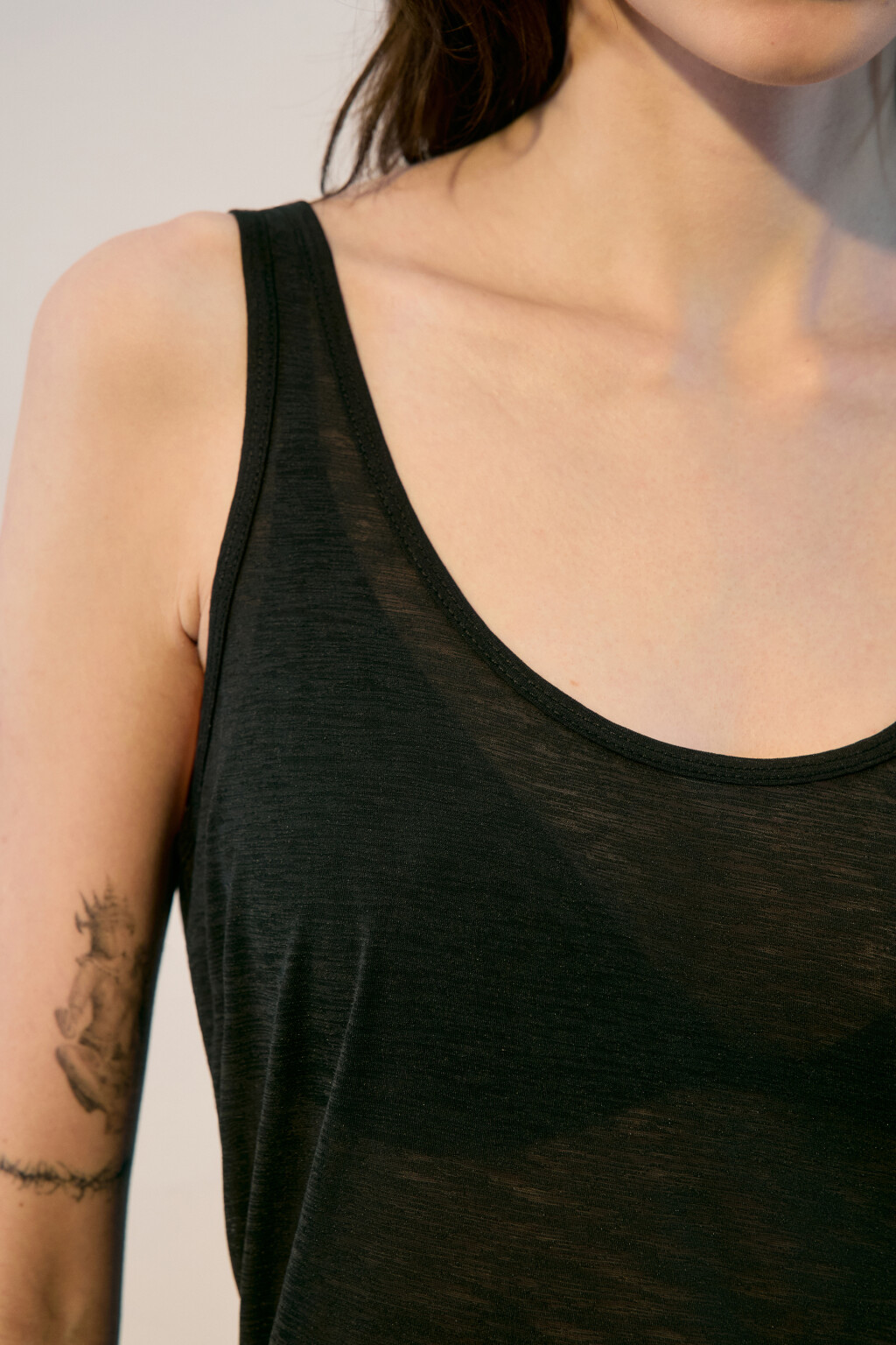 Майка трикотажная на узких бретелях - цвет черный - 6