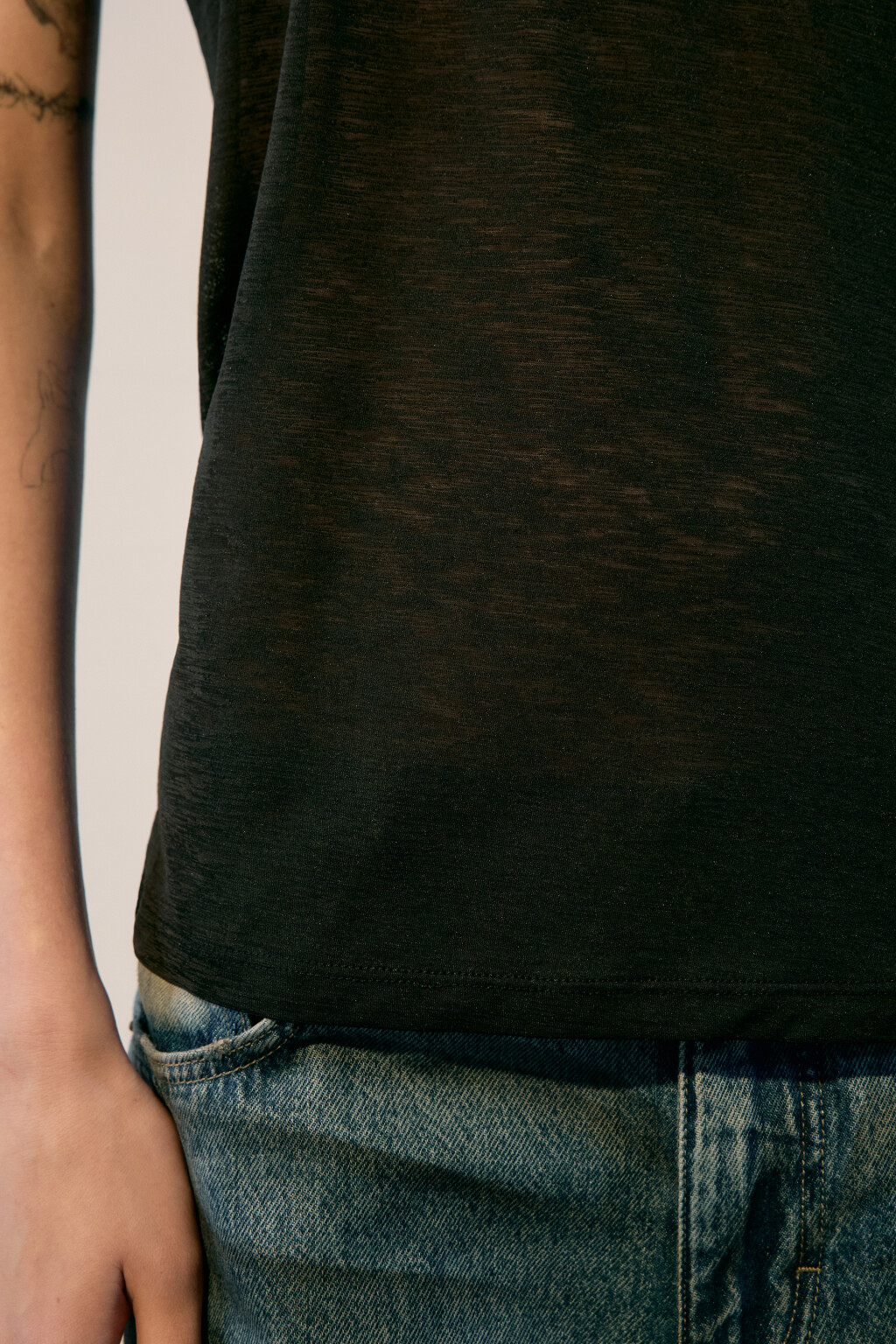 Майка трикотажная на узких бретелях - цвет черный - 7