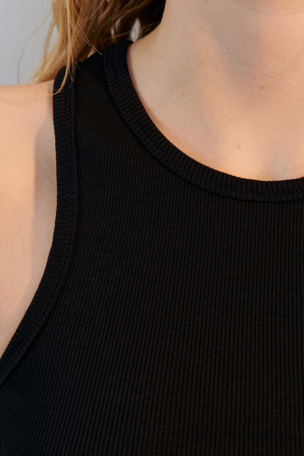 Майка-топ хлопковая в рубчик - цвет черный - 5