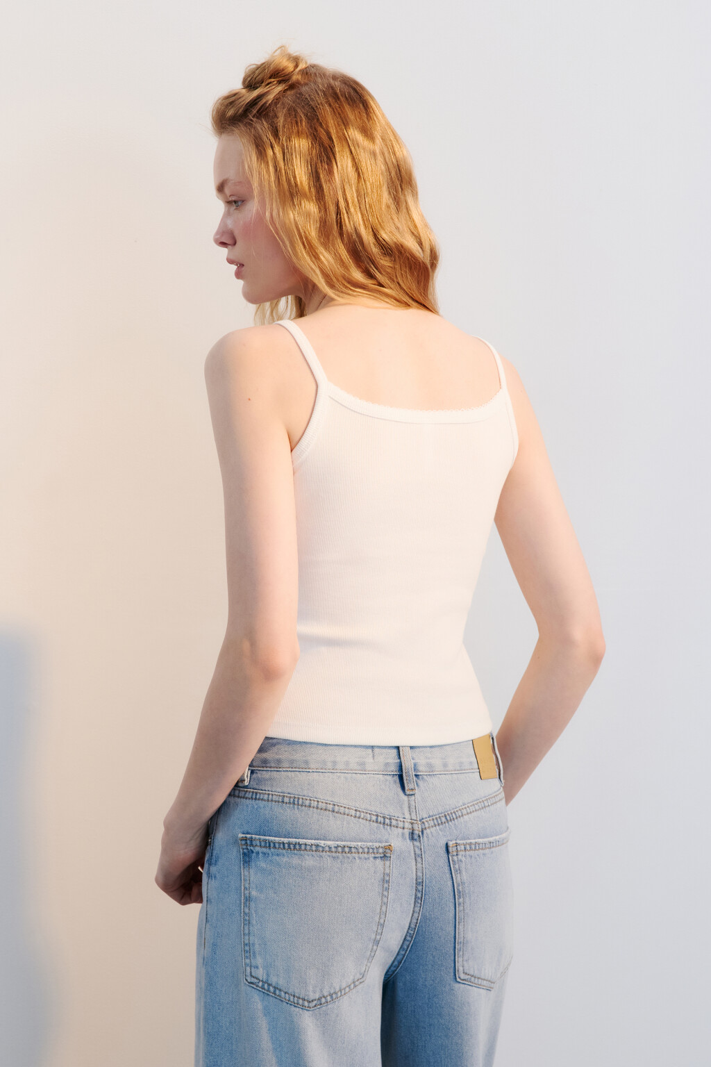 Майка на бретельках с принтом - цвет белый - 3