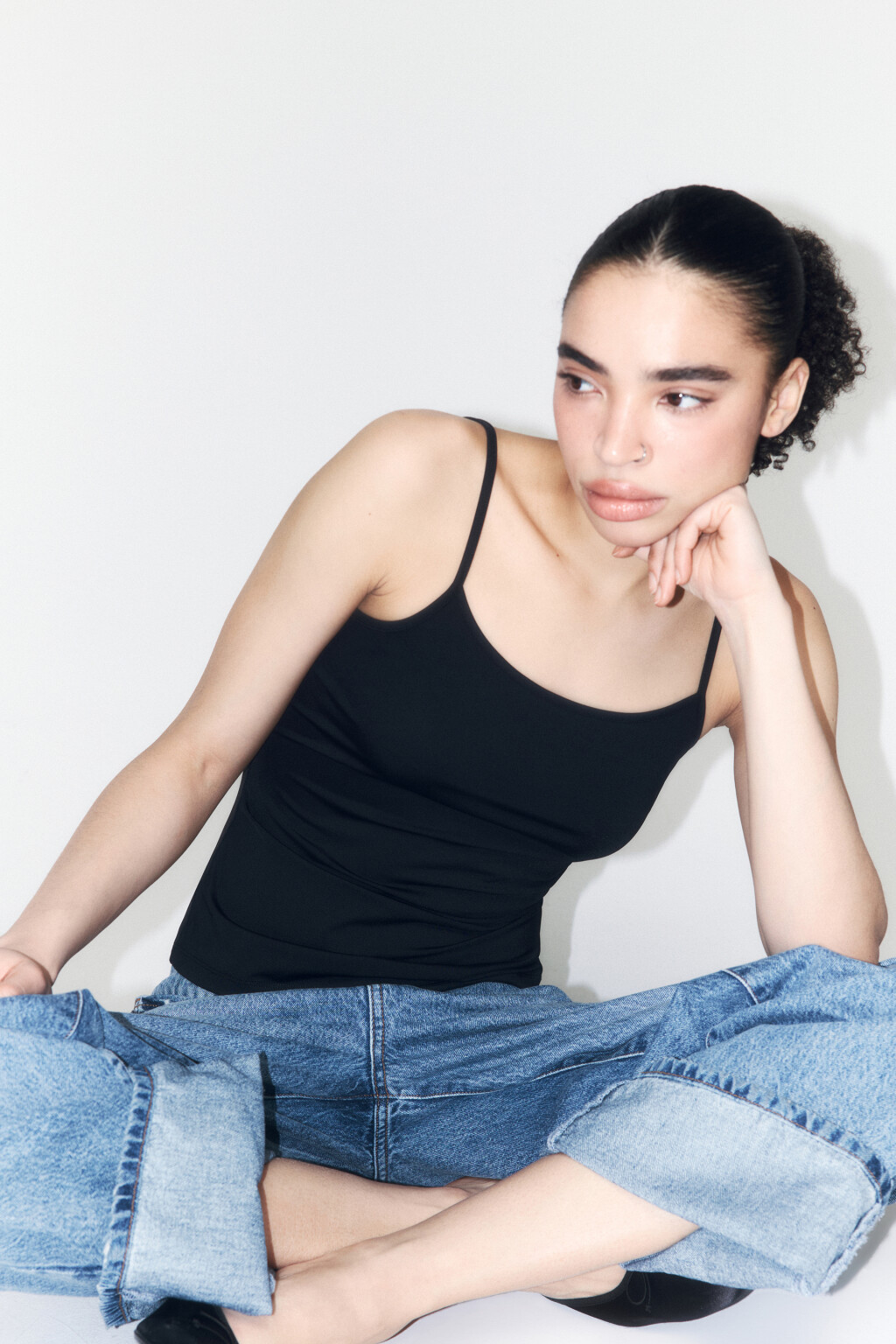 Майка гладкая на тонких бретельках - цвет черный - 1