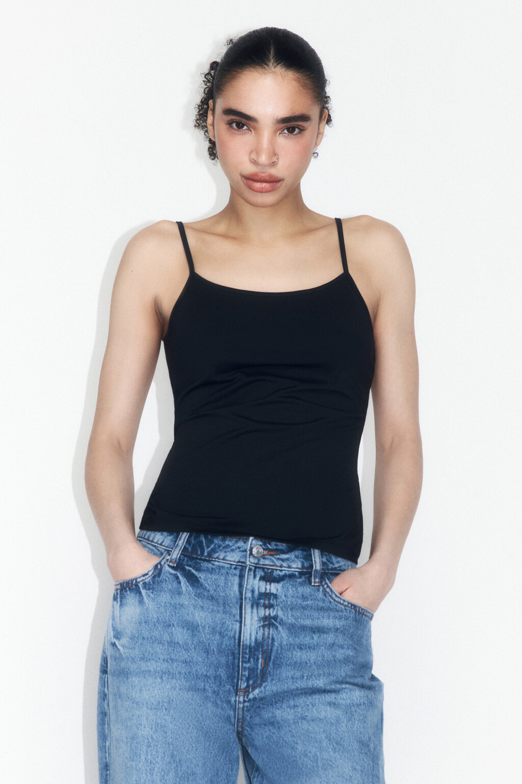 Майка гладкая на тонких бретельках - цвет черный - 2