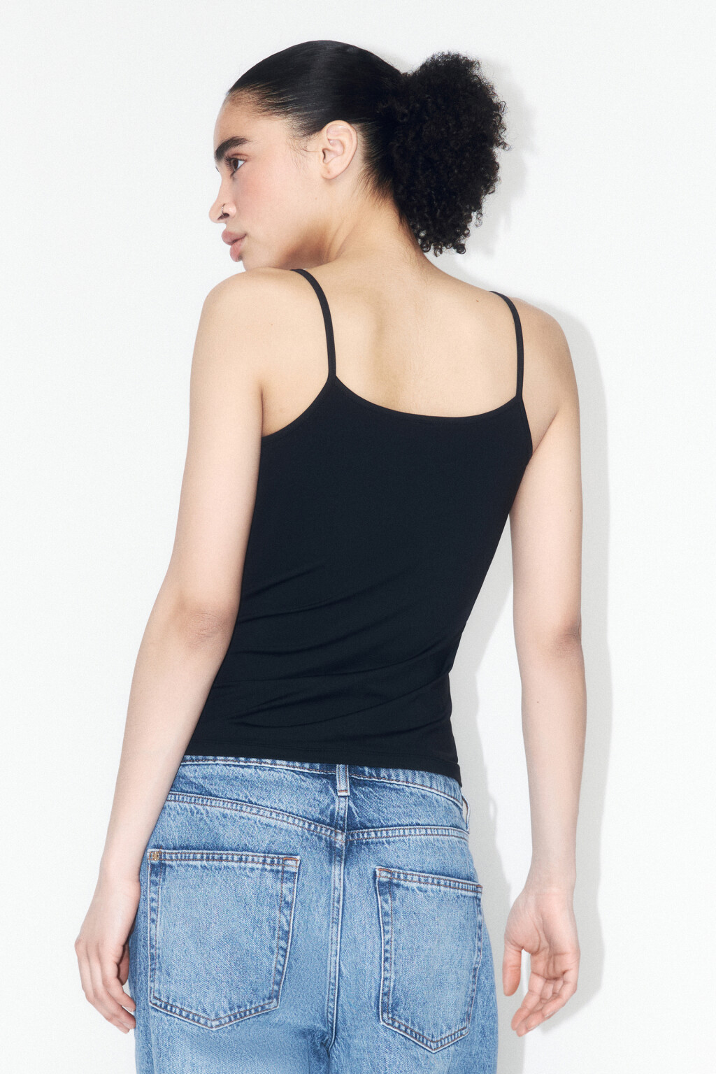 Майка гладкая на тонких бретельках - цвет черный - 3