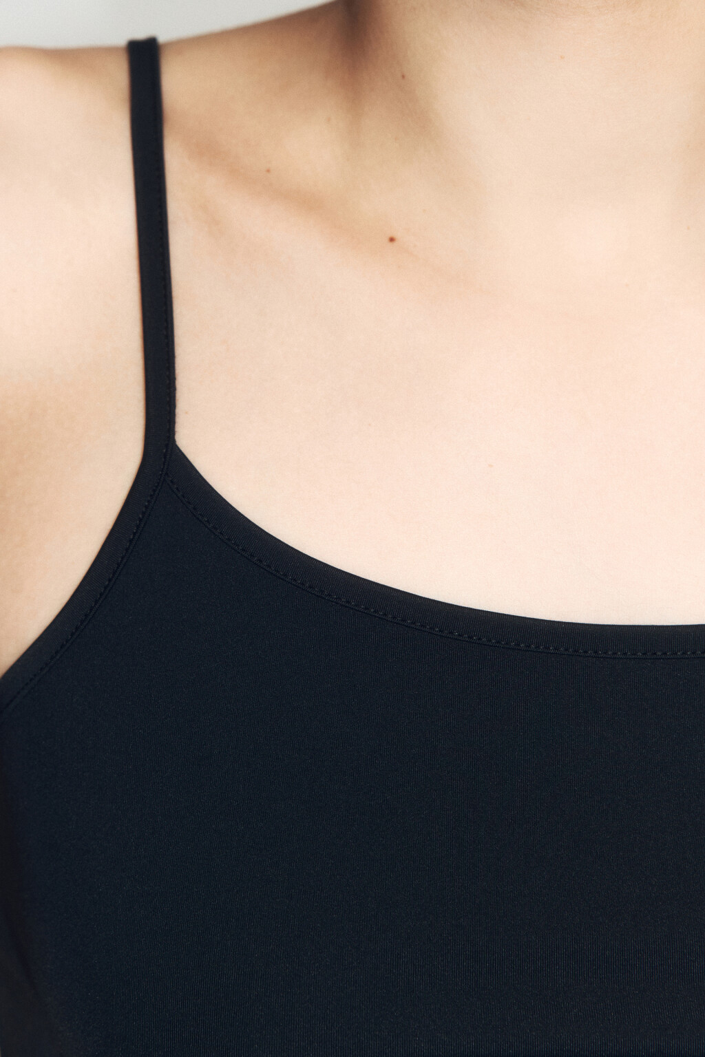 Майка гладкая на тонких бретельках - цвет черный - 5