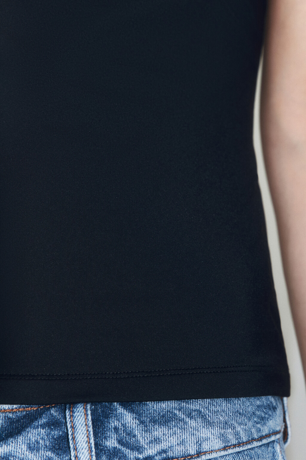 Майка гладкая на тонких бретельках - цвет черный - 6