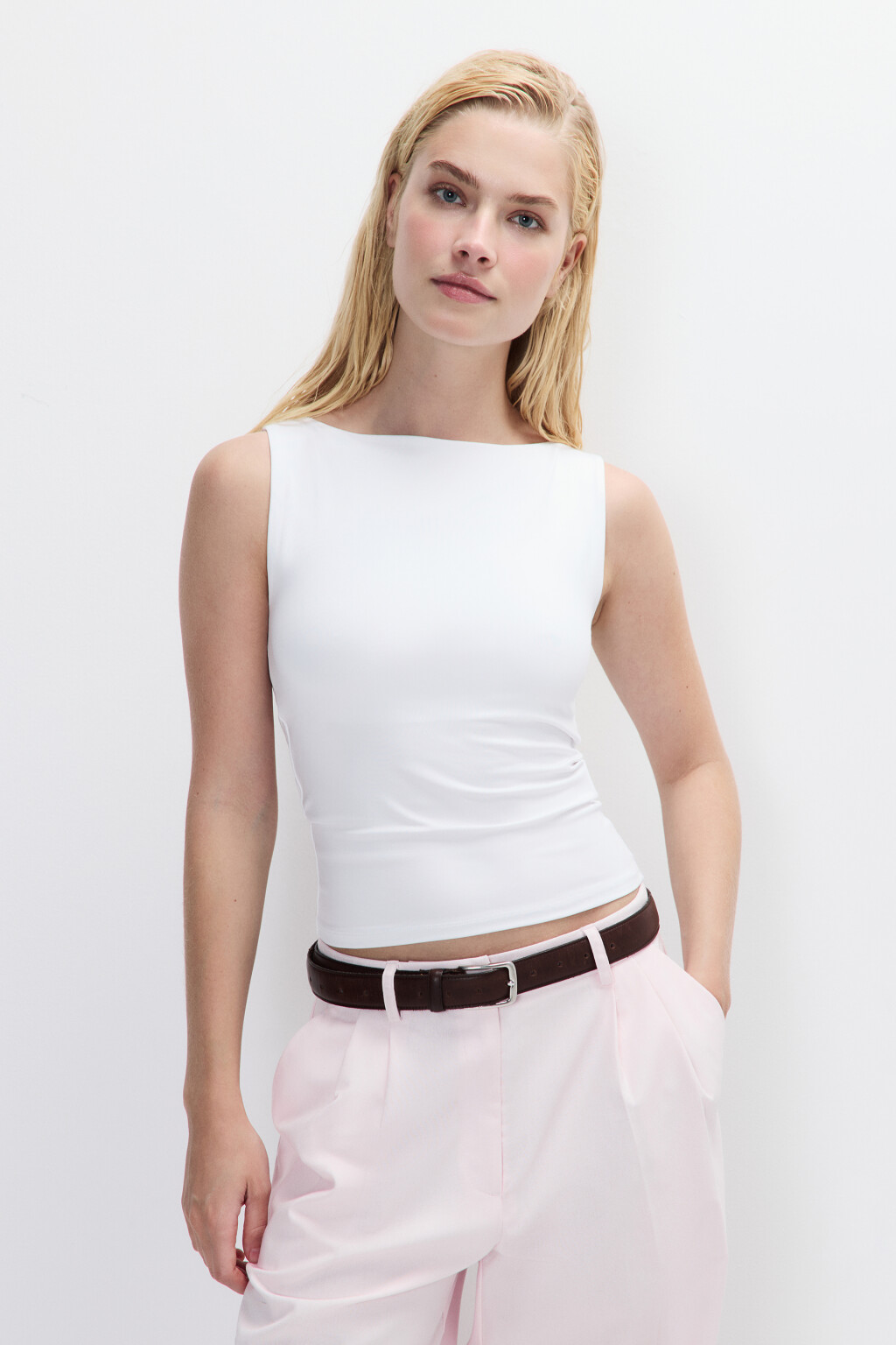 Майка гладкая с вырезом-лодочкой - цвет белый - 2