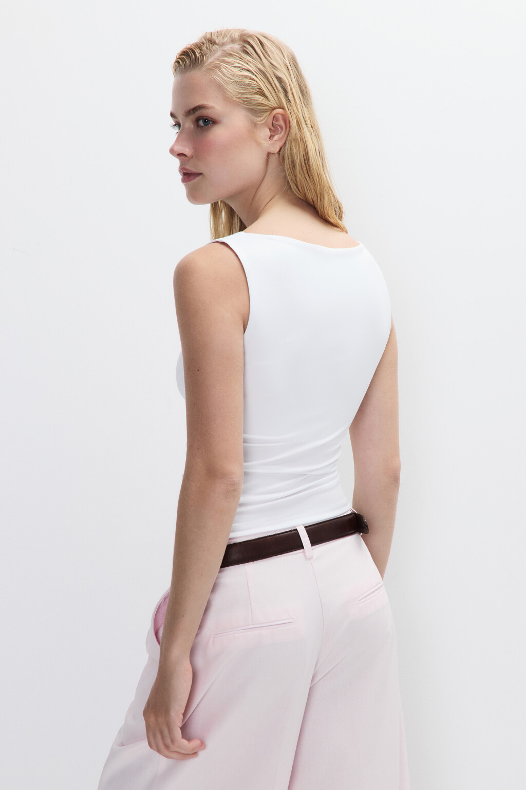 Майка гладкая с вырезом-лодочкой - цвет белый - 3