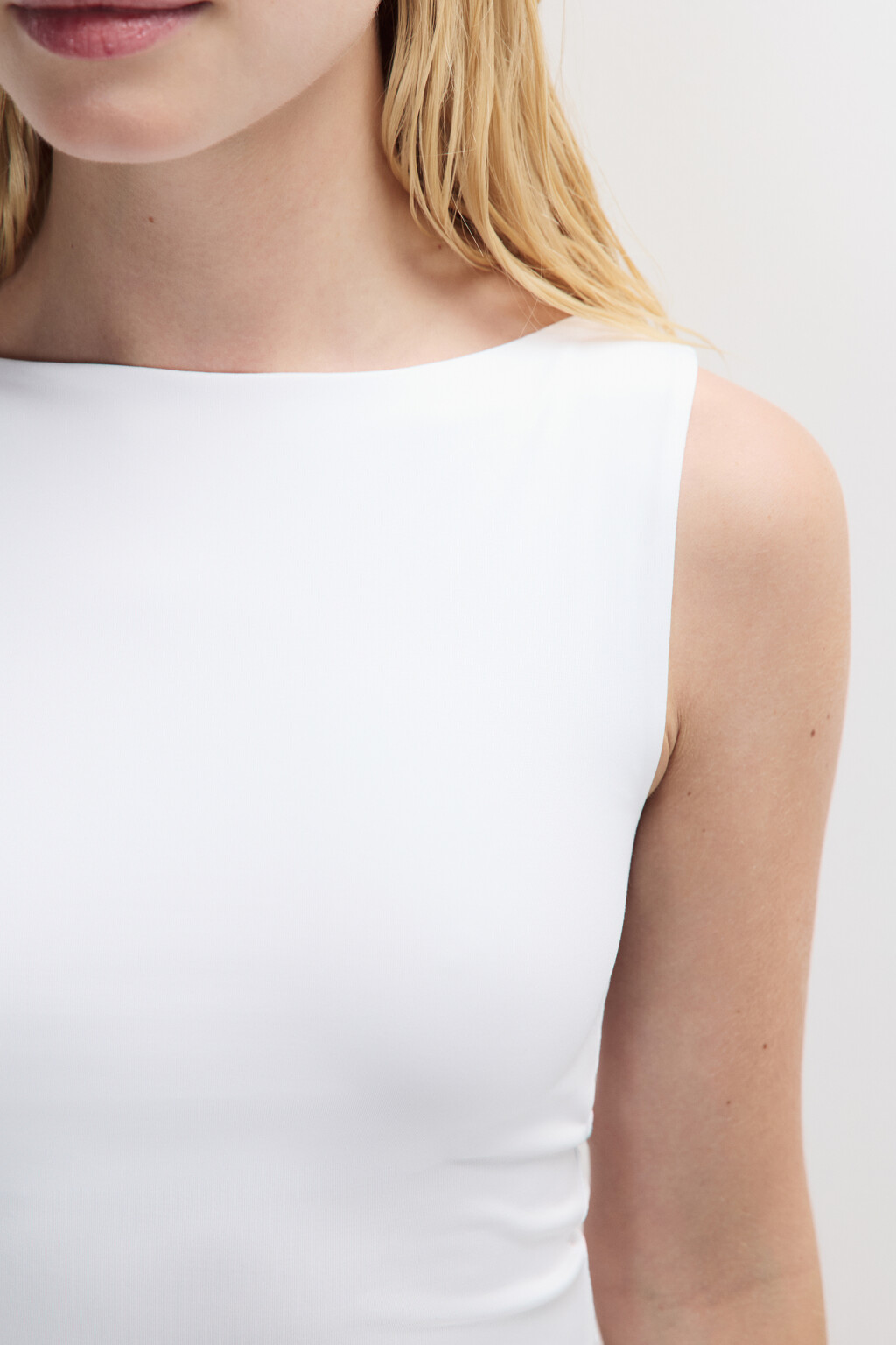 Майка гладкая с вырезом-лодочкой - цвет белый - 5