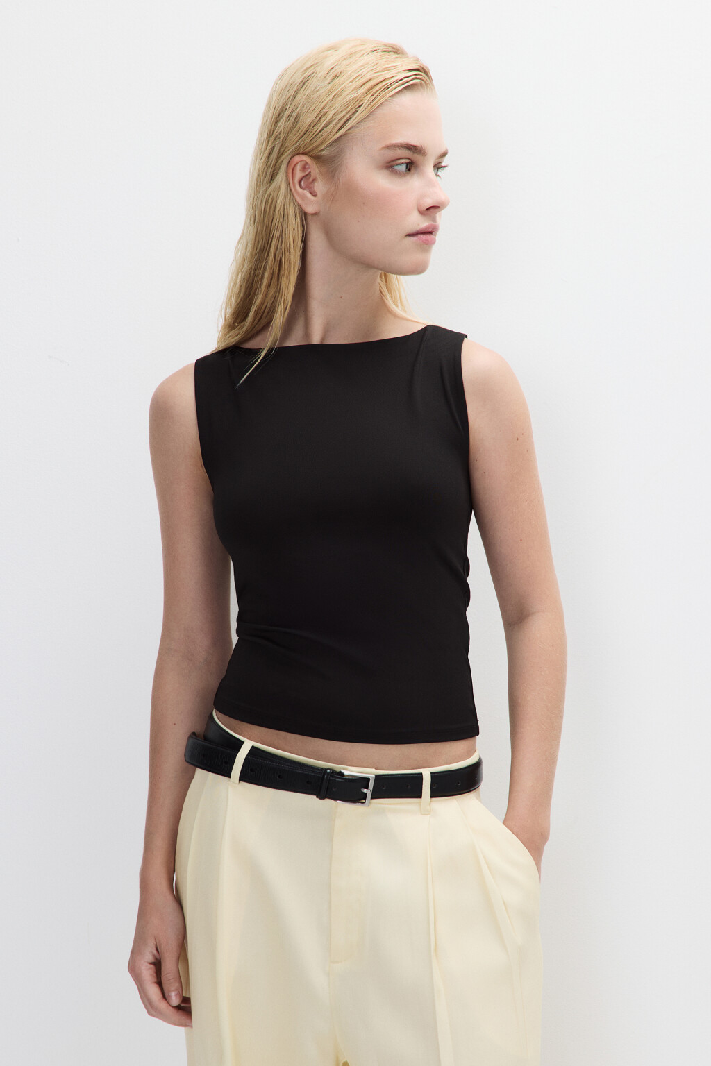 Майка гладкая с вырезом-лодочкой - цвет черный - 2