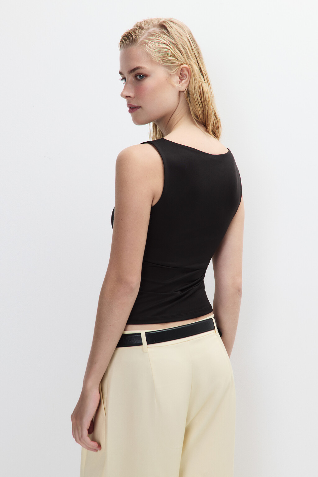 Майка гладкая с вырезом-лодочкой - цвет черный - 3