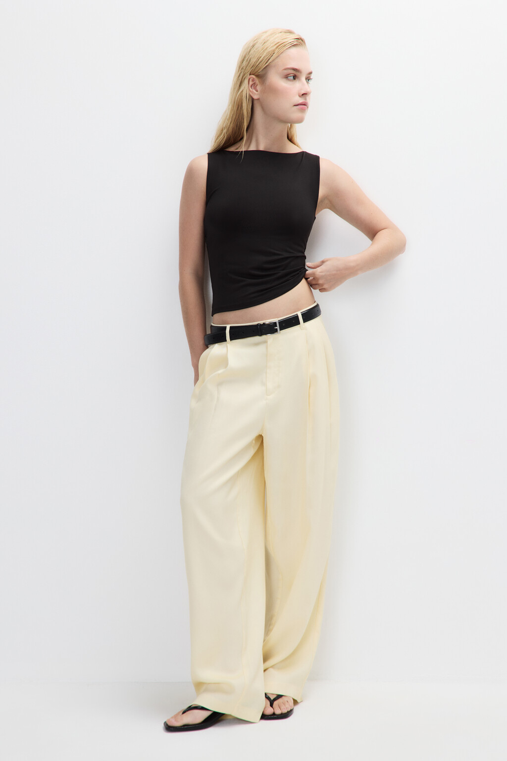 Майка гладкая с вырезом-лодочкой - цвет черный - 4