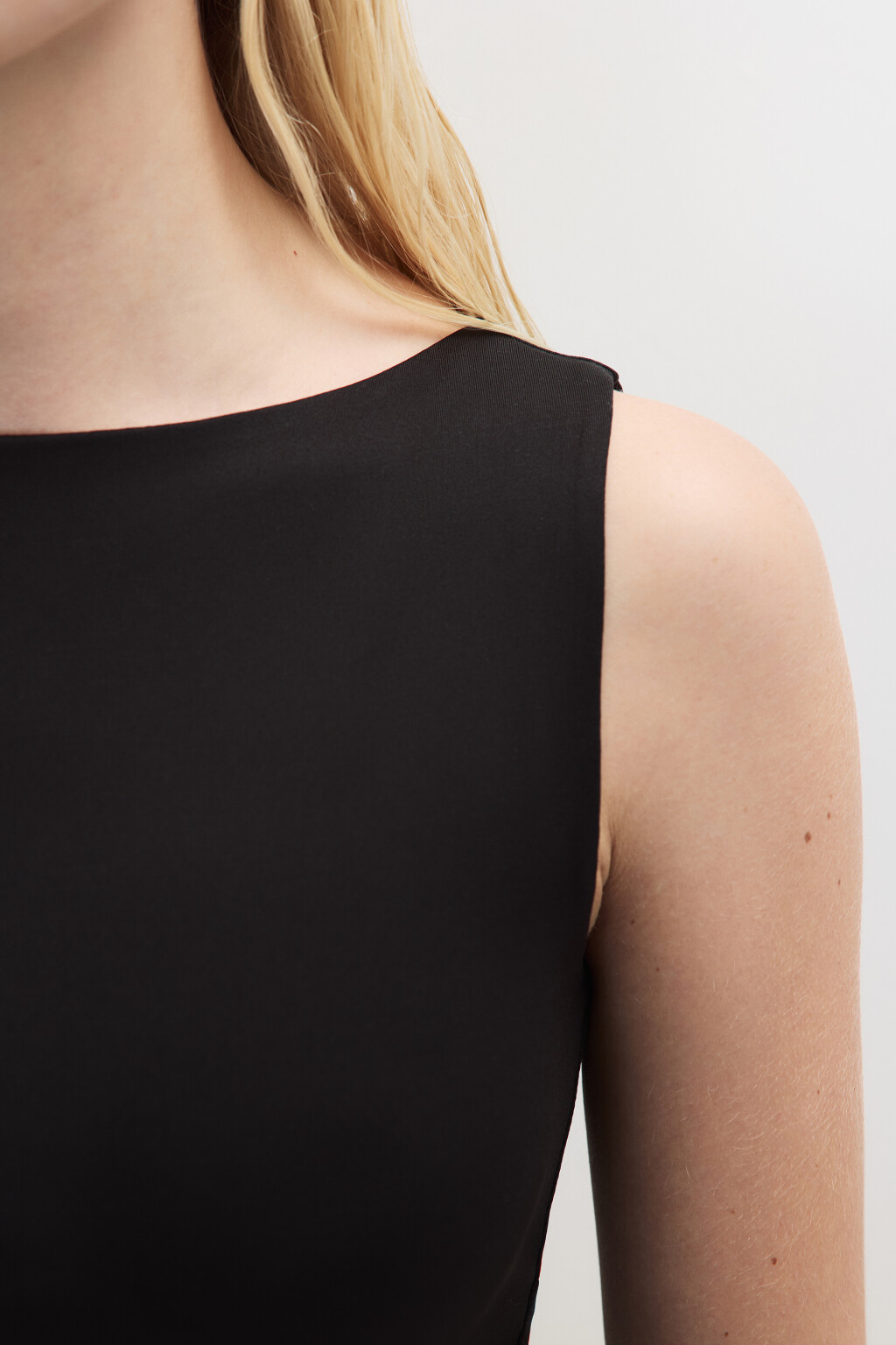 Майка гладкая с вырезом-лодочкой - цвет черный - 5