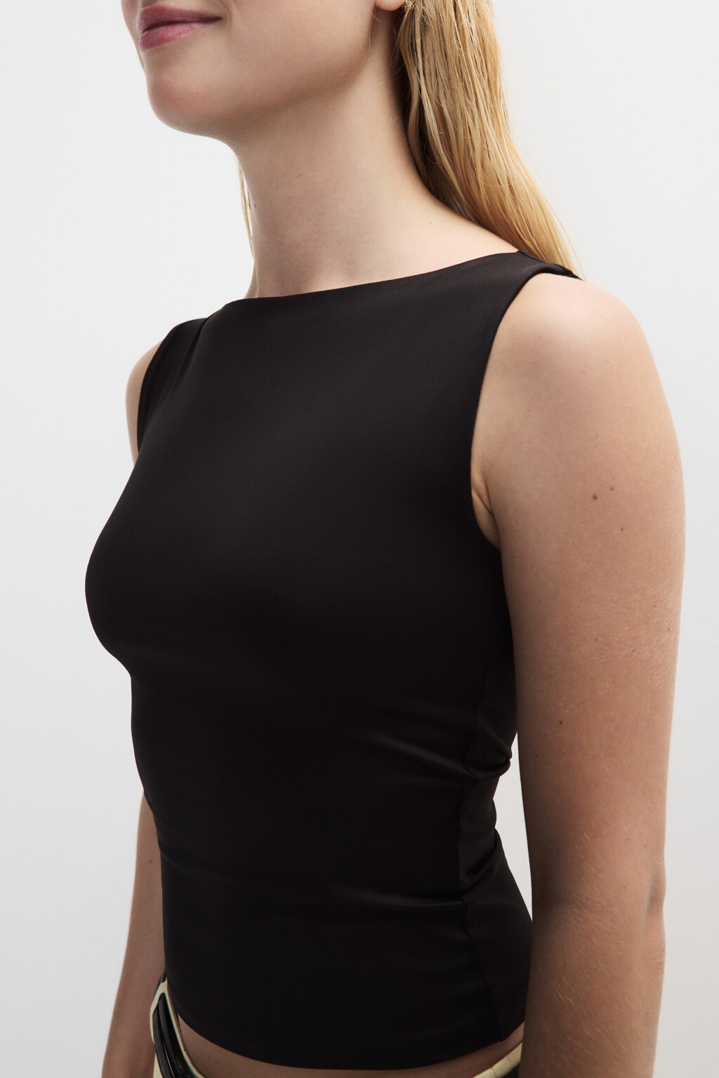 Майка гладкая с вырезом-лодочкой - цвет черный - 6