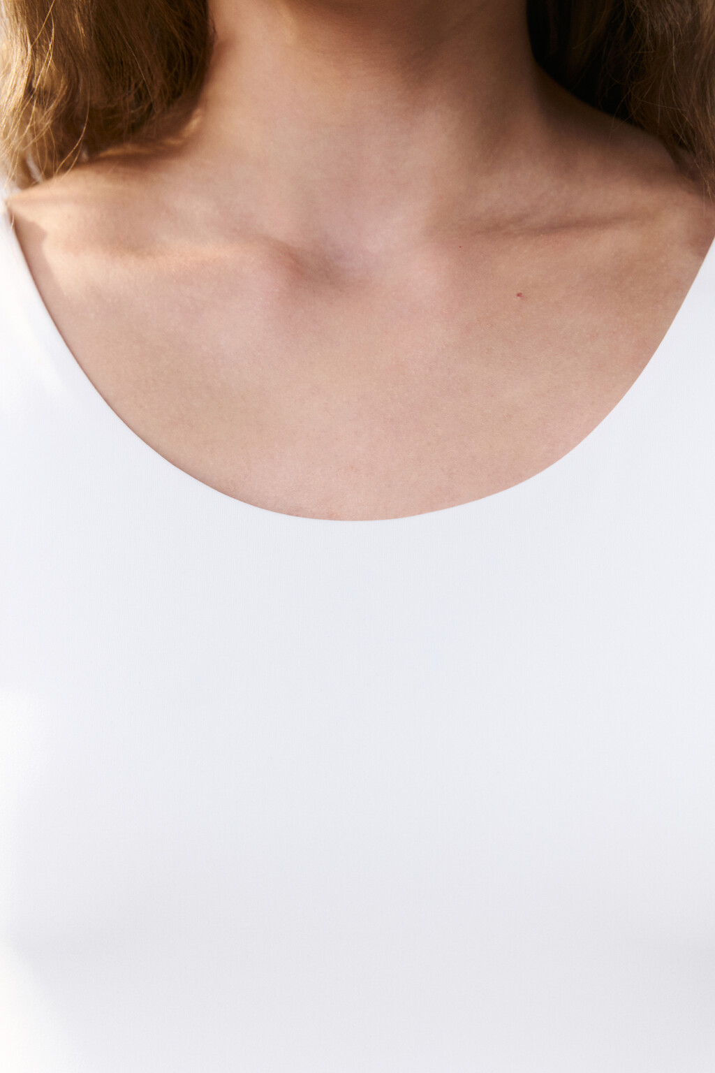 Боди-майка на широких бретелях - цвет белый - 5