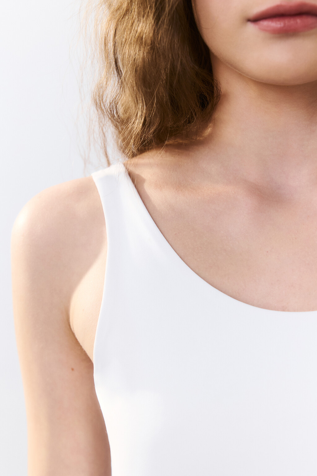 Боди-майка на широких бретелях - цвет белый - 6