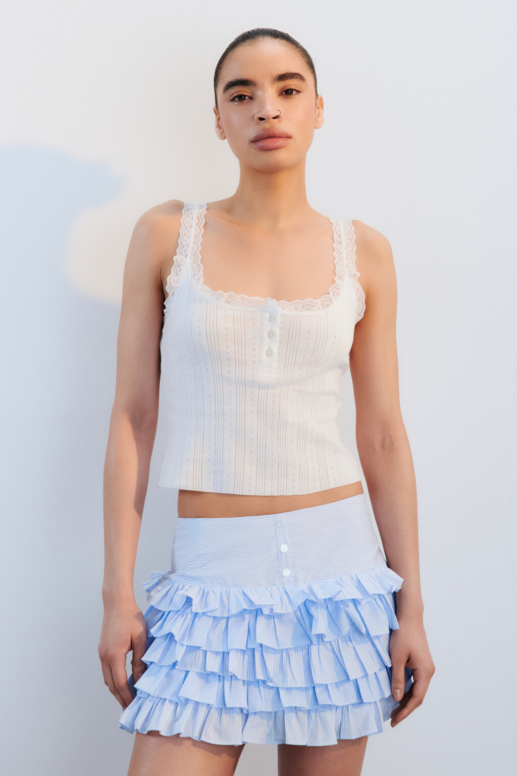 Майка с кружевом и вырезом на пуговицах - цвет белый - 2