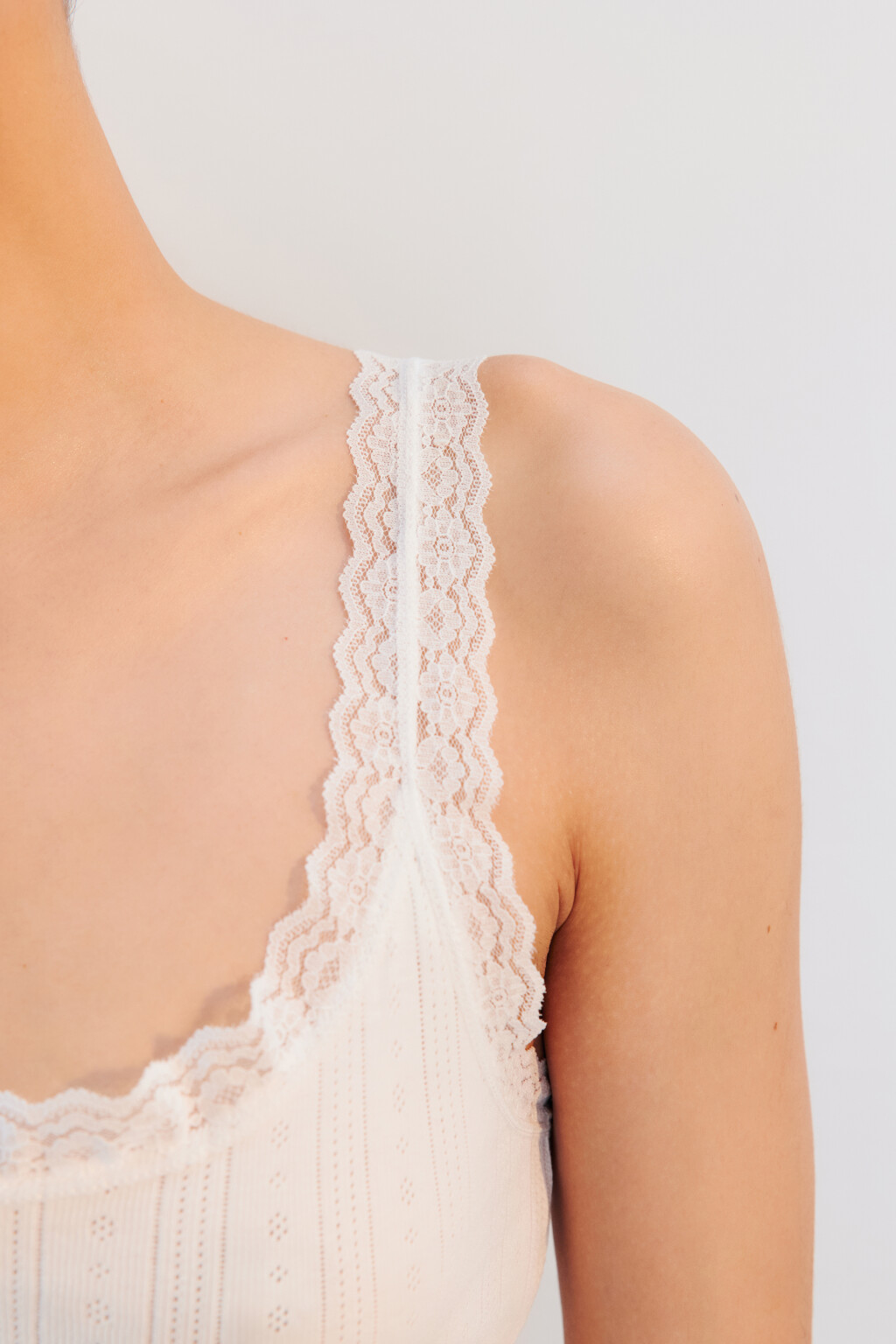 Майка с кружевом и вырезом на пуговицах - цвет белый - 5