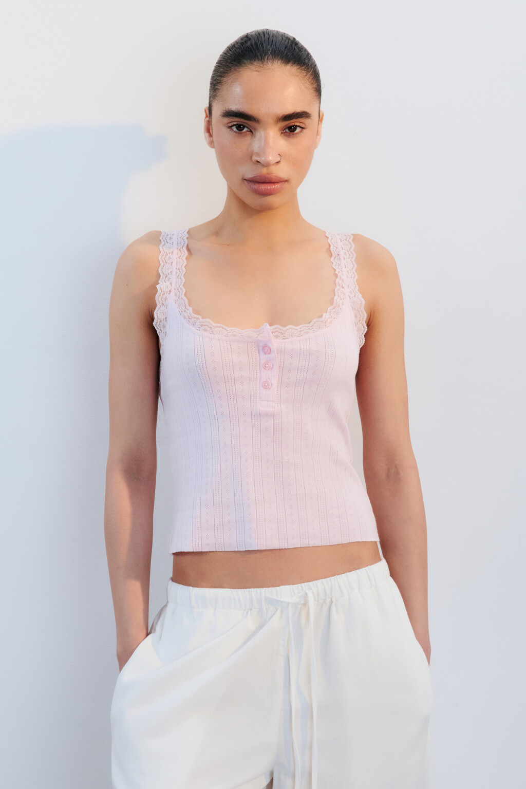 Майка с кружевом и вырезом на пуговицах - цвет розовый - 2
