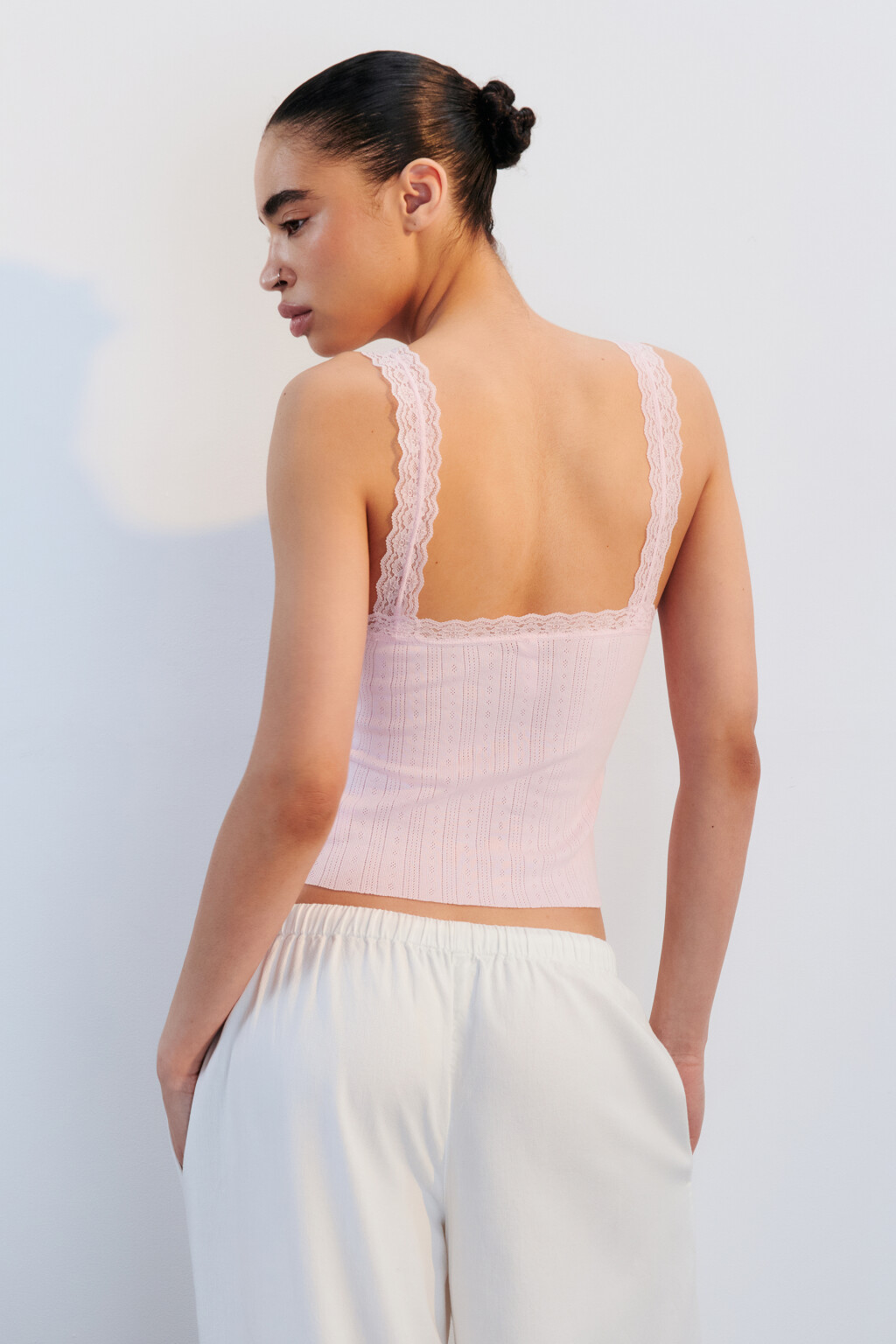 Майка с кружевом и вырезом на пуговицах - цвет розовый - 3