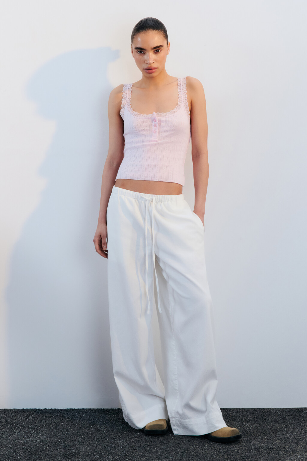 Майка с кружевом и вырезом на пуговицах - цвет розовый - 4