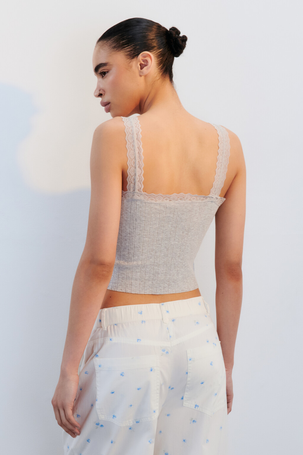 Майка с кружевом и вырезом на пуговицах - цвет серый - 3