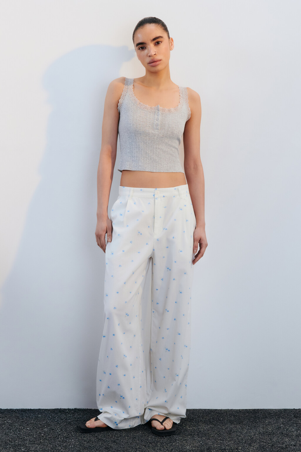 Майка с кружевом и вырезом на пуговицах - цвет серый - 4