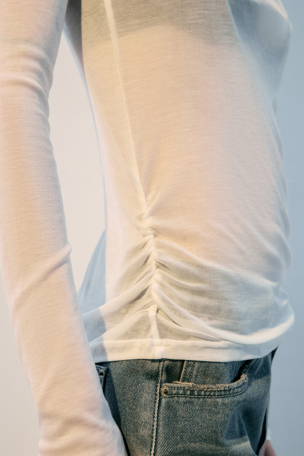 Лонгслив из лиоцелла с драпировками - цвет белый - 6