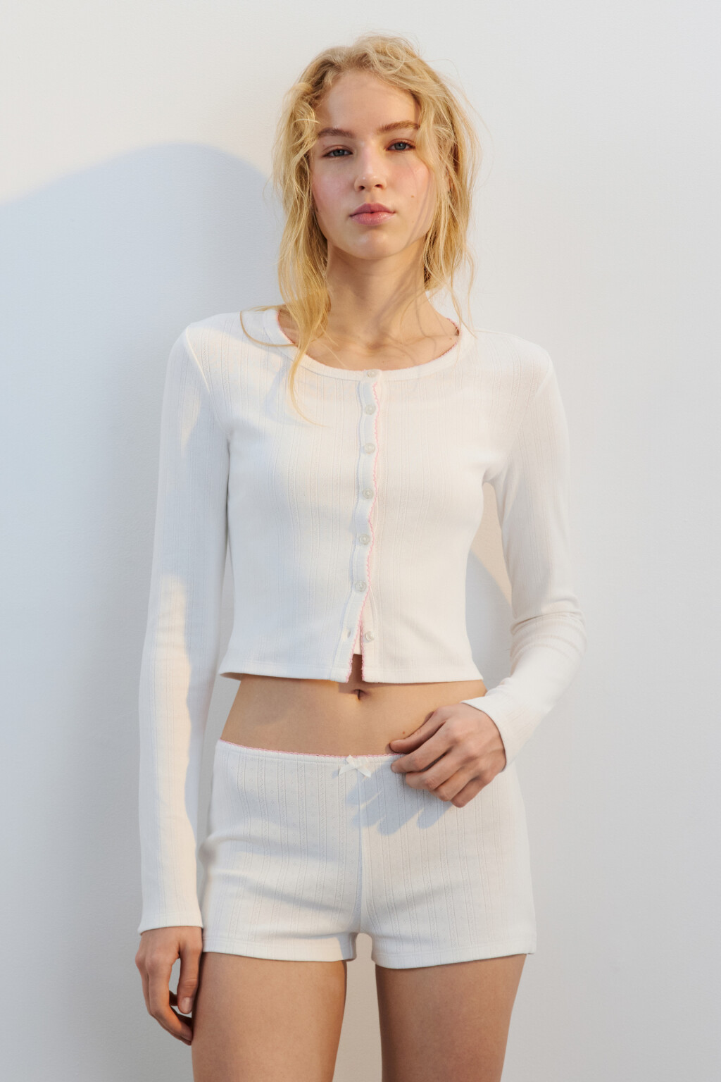 Лонгслив в рубчик на пуговицах - цвет белый - 4