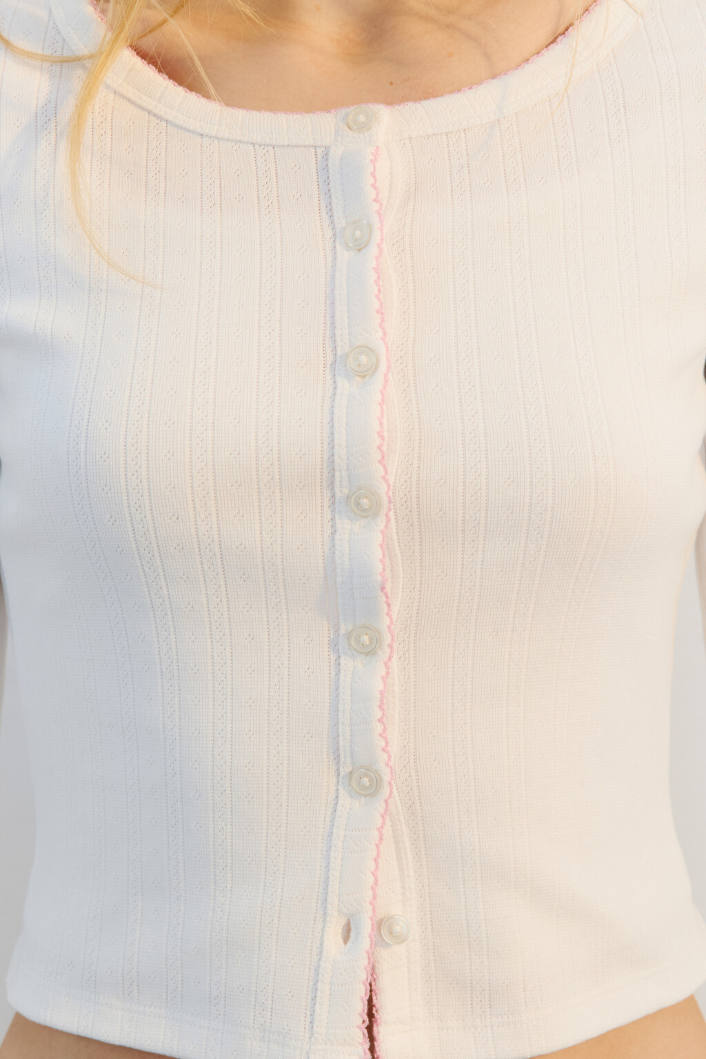 Лонгслив в рубчик на пуговицах - цвет белый - 7