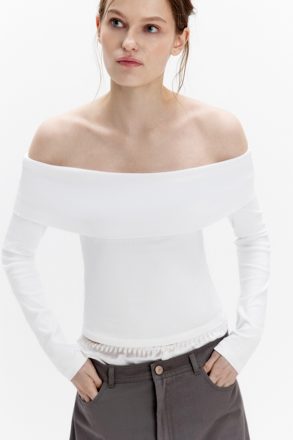 Лонгслив приталенный с открытыми плечами - цвет белый - 2