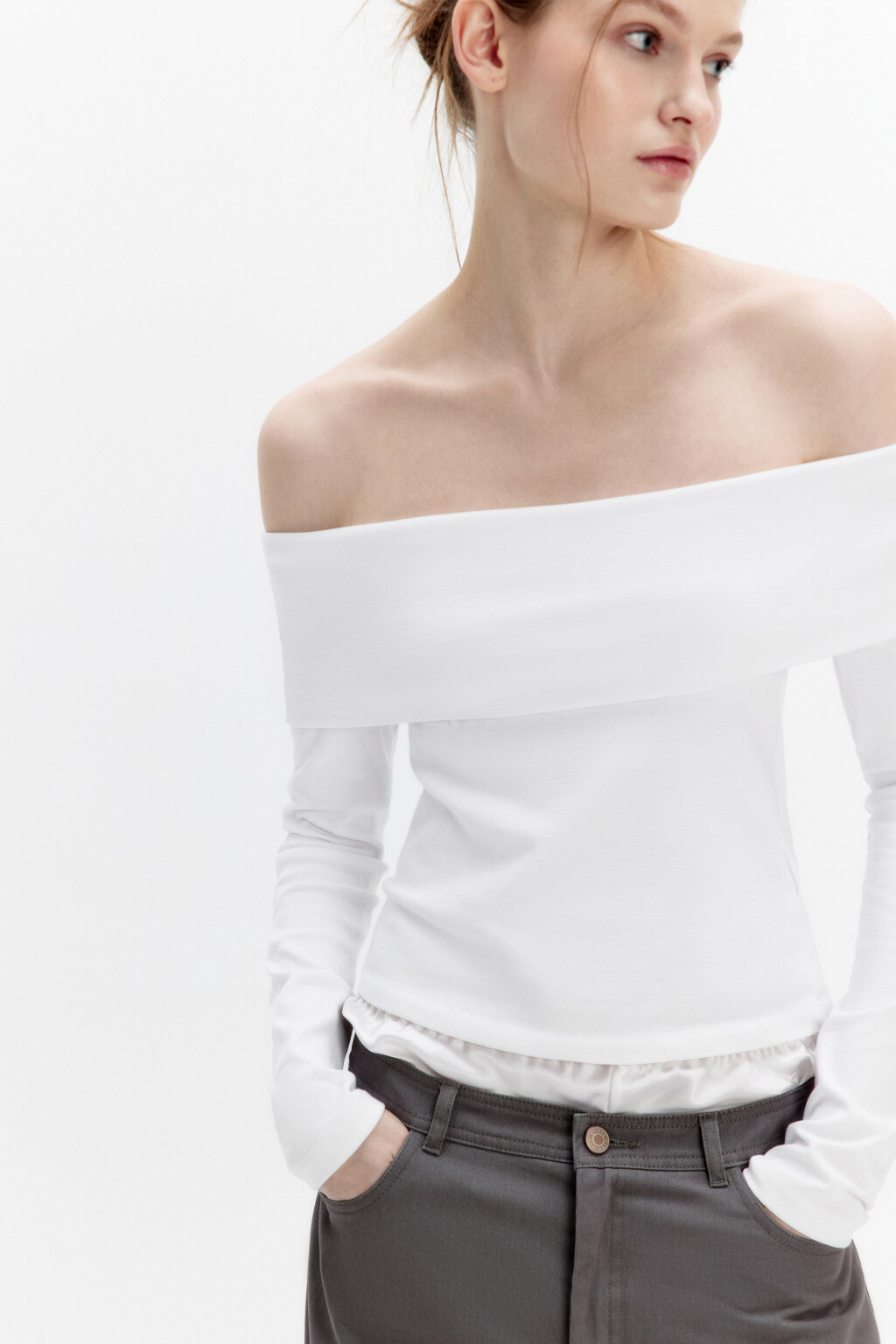 Лонгслив приталенный с открытыми плечами - цвет белый - 1