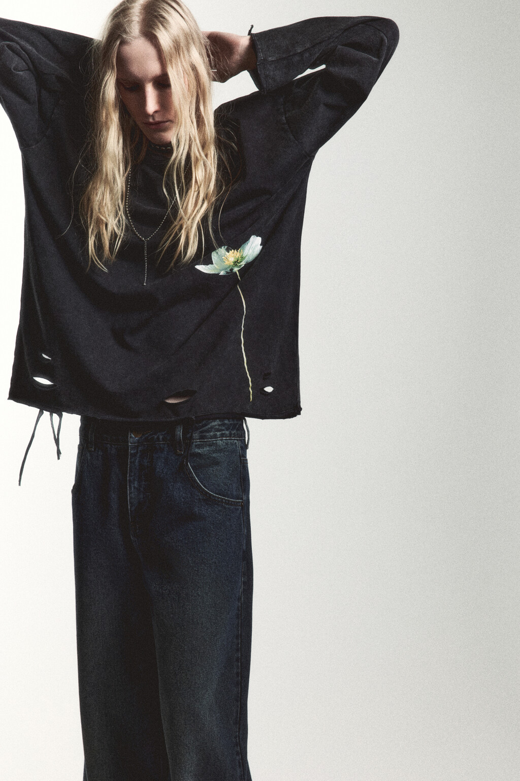 Лонгслив oversize рваный с принтом - цвет черный - 1