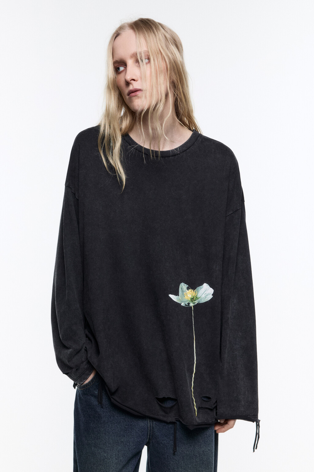 Лонгслив oversize рваный с принтом - цвет черный - 2