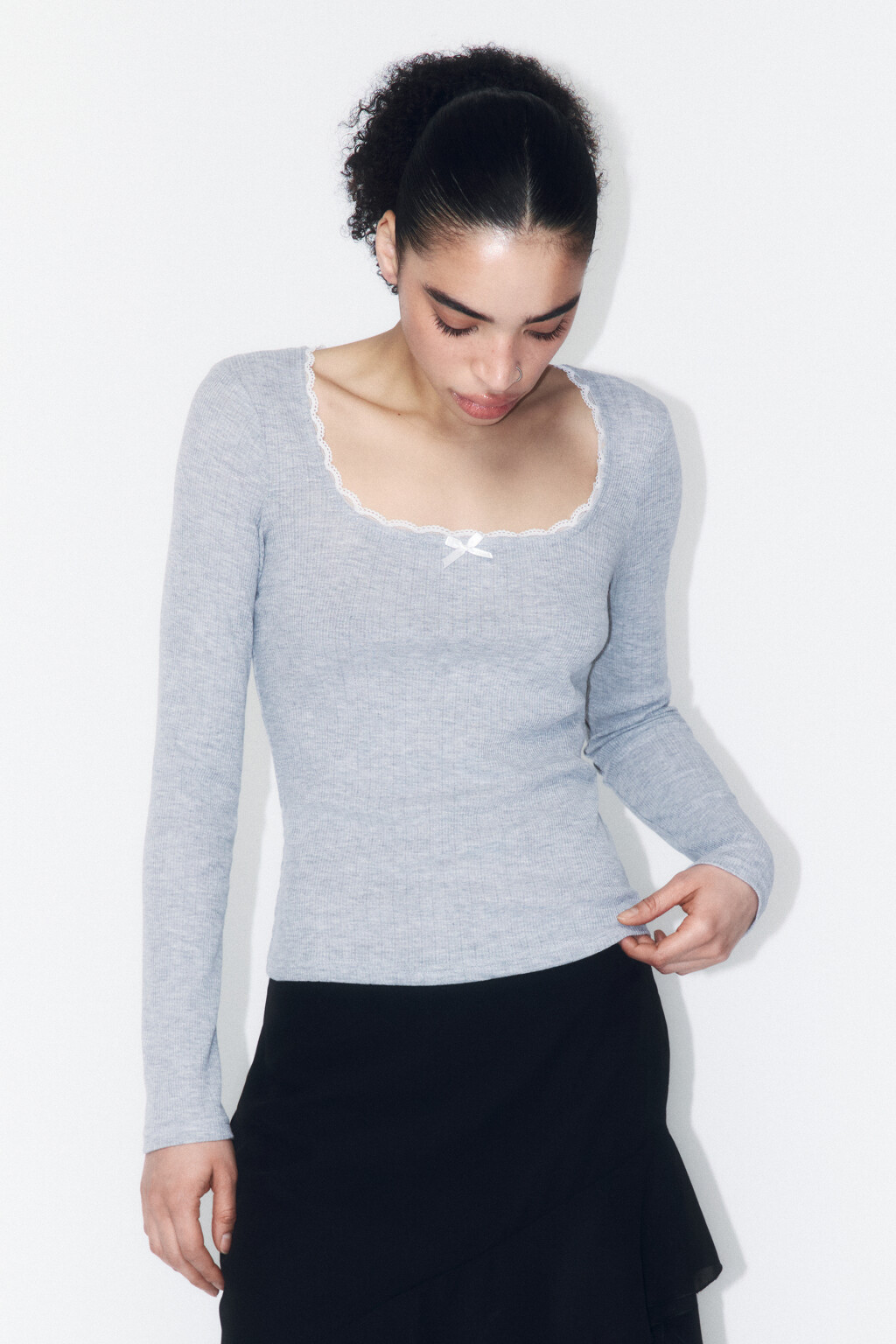 Лонгслив в рубчик с кружевом и бантиком - цвет серый - 2