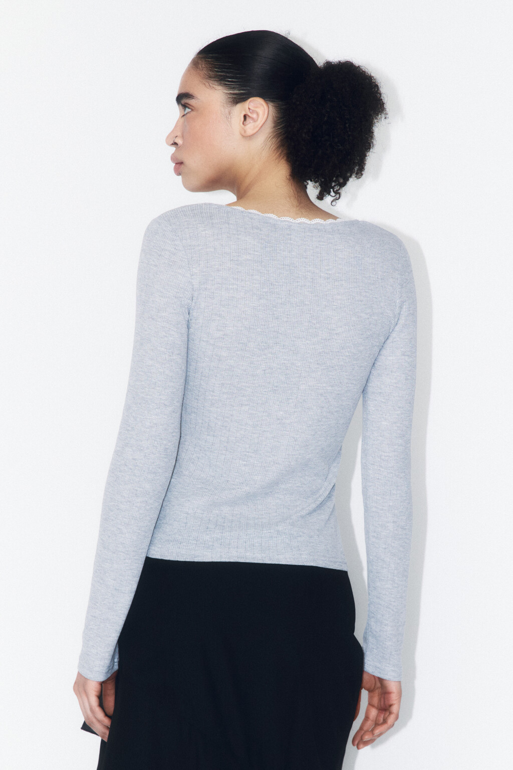 Лонгслив в рубчик с кружевом и бантиком - цвет серый - 3