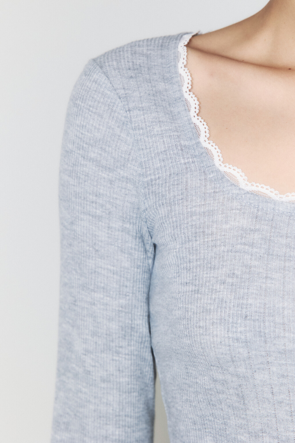 Лонгслив в рубчик с кружевом и бантиком - цвет серый - 6
