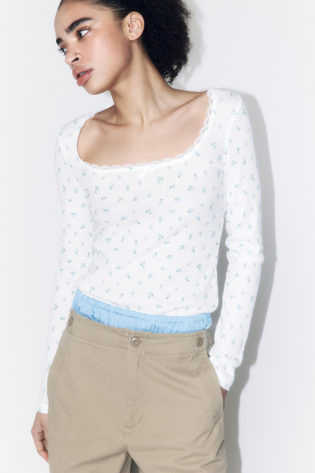 Лонгслив в рубчик с кружевом и бантиком - цвет белый - 1