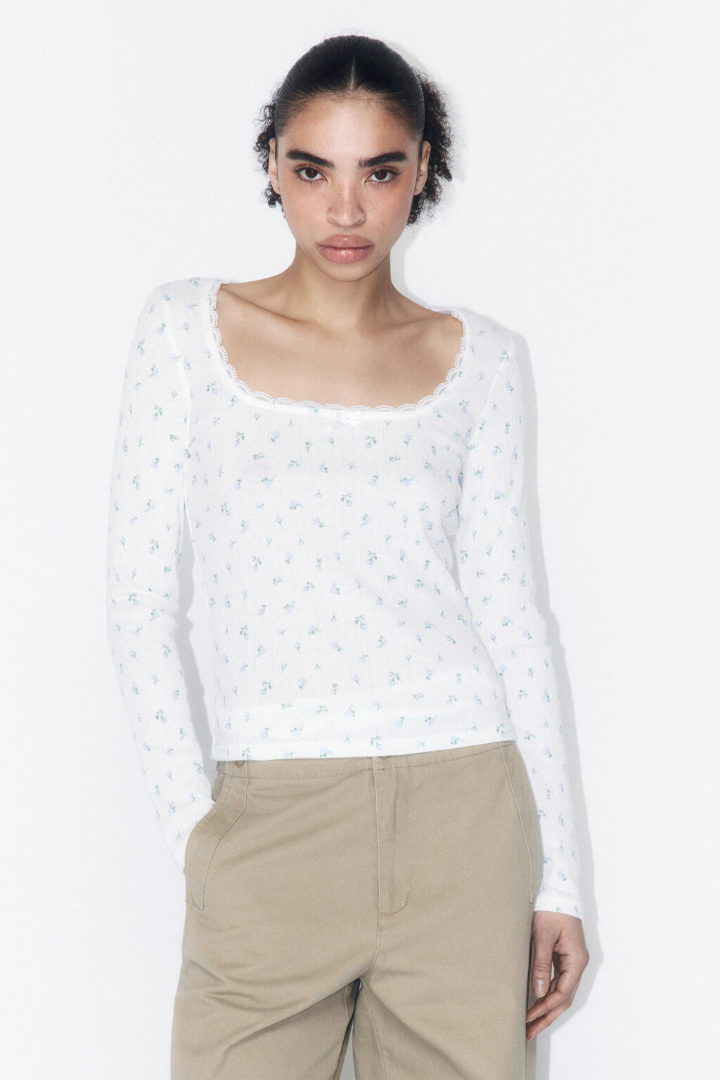 Лонгслив в рубчик с кружевом и бантиком - цвет белый - 2