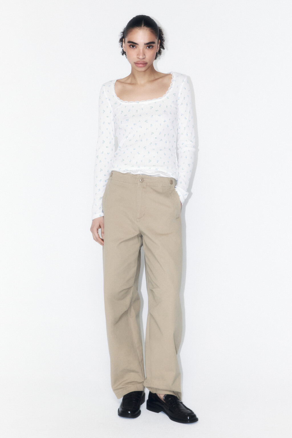 Лонгслив в рубчик с кружевом и бантиком - цвет белый - 4