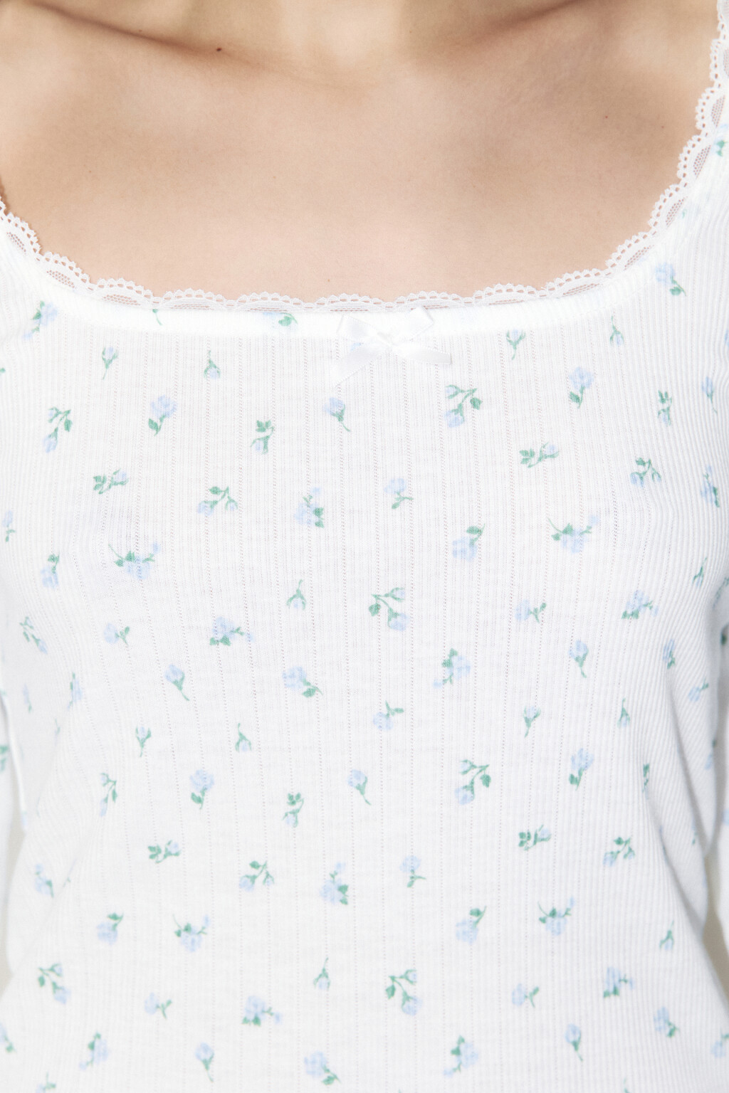 Лонгслив в рубчик с кружевом и бантиком - цвет белый - 5